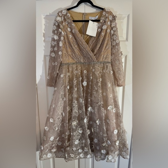 Mac Duggal Beaded Deep-V Neck Lace Dress NWT Size 14 Style 67387 - Picture 6 of 9